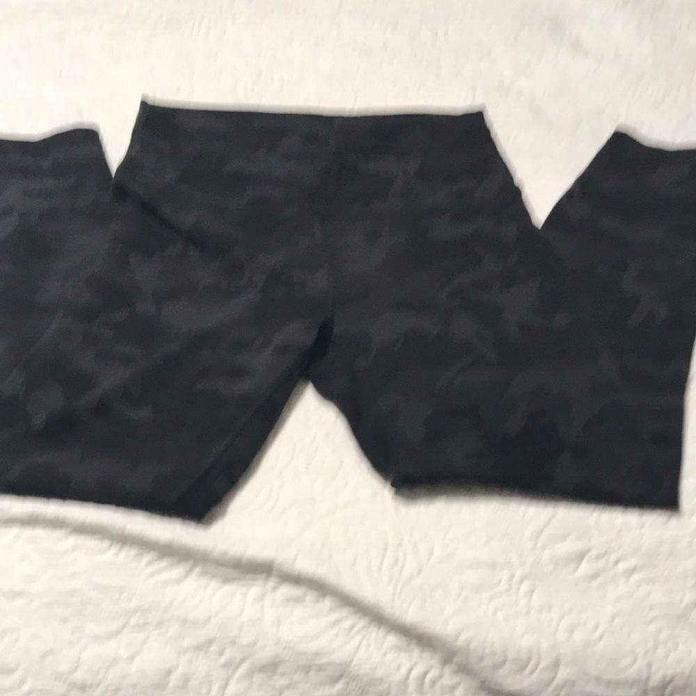 Lululemon black camo leggings, no pilling , like new , 25 inch length